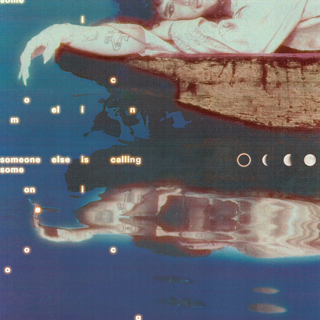 Una imagen de portada de álbum o arte visual con una estética granulada y lo-fi. En la parte superior, se ve el brazo y la cabeza de una persona con cabello claro y un tatuaje en el antebrazo, recostada sobre una superficie oscura. Su reflejo distorsionado y ondulado aparece en el agua azul oscuro debajo, donde las letras blancas y dispersas forman repetidamente la frase "someone else is calling". Una serie de fases lunares blancas (luna llena, gibosa menguante, cuarto menguante, luna creciente) se alinea horizontalmente en el centro derecho. El estilo general es misterioso, texturizado y nostálgico.