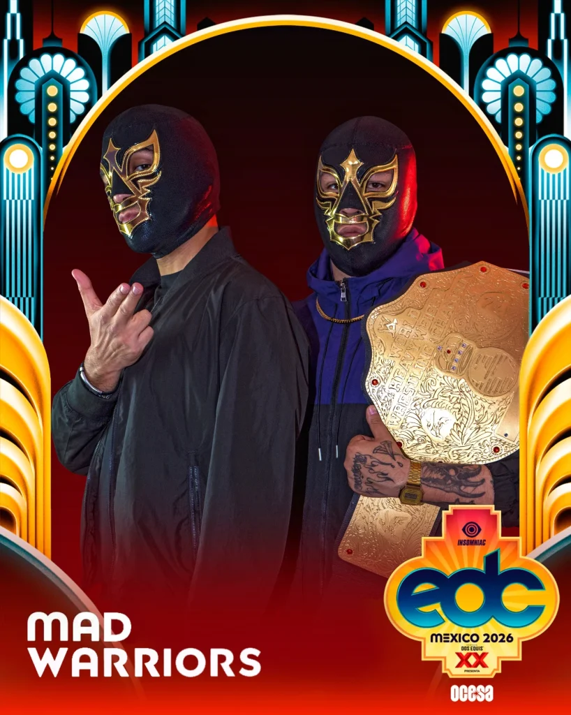 Imagen promocional de Mad Warriors para EDC México 2026. El dúo aparece con máscaras inspiradas en la lucha libre, uno de ellos sosteniendo un cinturón de campeonato, sobre un fondo gráfico con estética art déco y el logotipo oficial del festival.