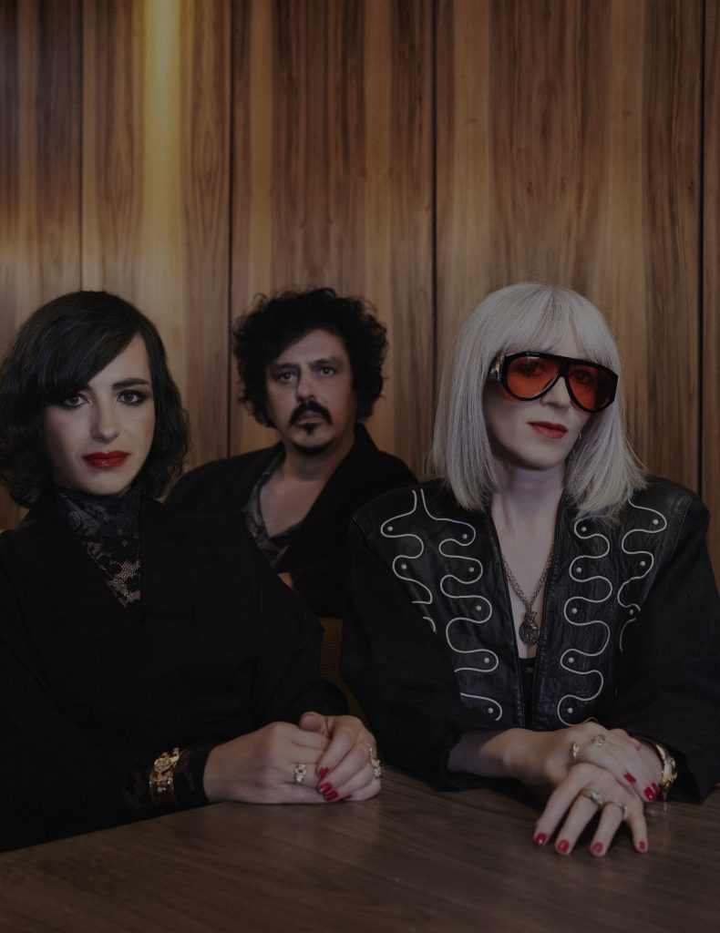 Integrantes de Ladytron posando en estudio con estética oscura y elegante, banda de electrónica británica responsable del single “A Death In London” y del álbum Paradises 2026.