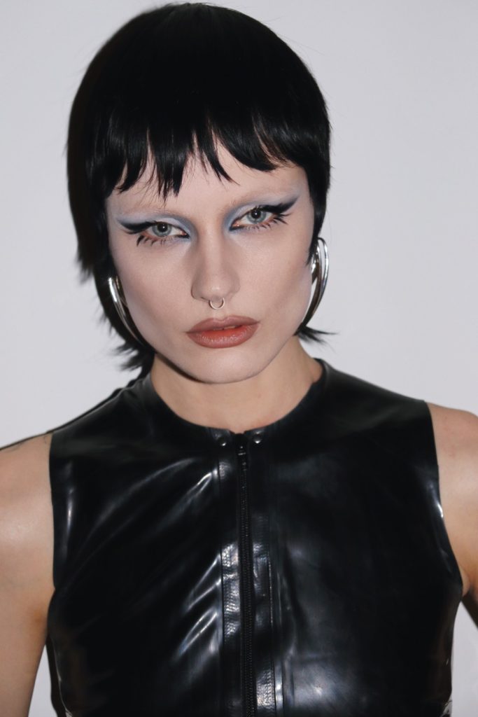 SPFDJ retrato oficial con look oscuro y estética industrial, DJ de hard techno que se presentará en Ciudad de México.