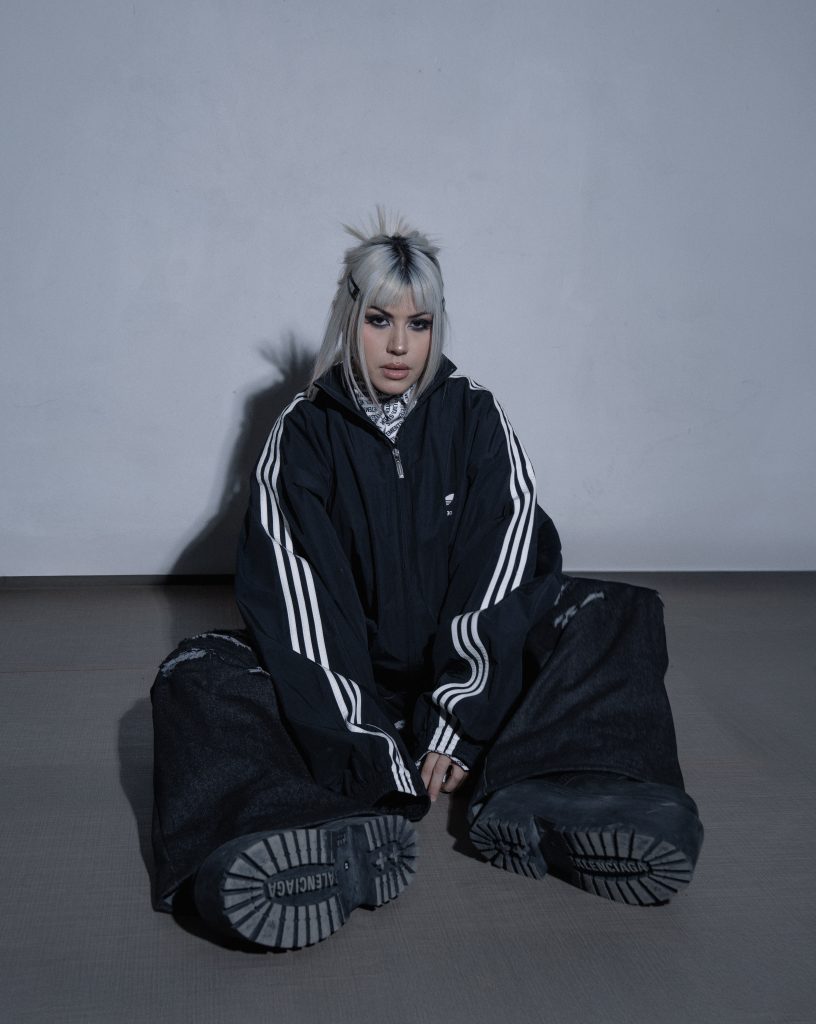 Retrato de Jessica Audiffred presentando su nueva identidad visual en la etapa Too Many Ghosts