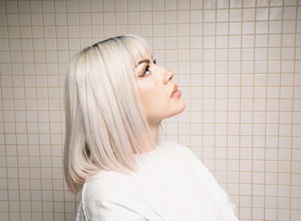 Retrato de Jessica Audiffred presentando su nueva identidad visual en la etapa Too Many Ghosts