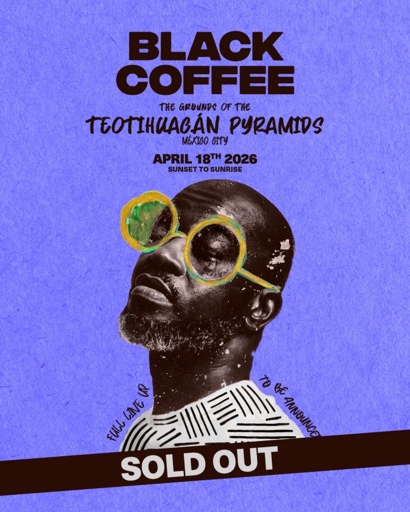 Flyer oficial del evento Black Coffee at the Grounds of the Teotihuacán Pyramids, 18 de abril de 2026, con banda inferior en café oscuro que indica "SOLD OUT". Retrato artístico en blanco y negro del DJ sudafricano con lentes circulares pintados en amarillo y verde, sobre fondo azul lavanda.