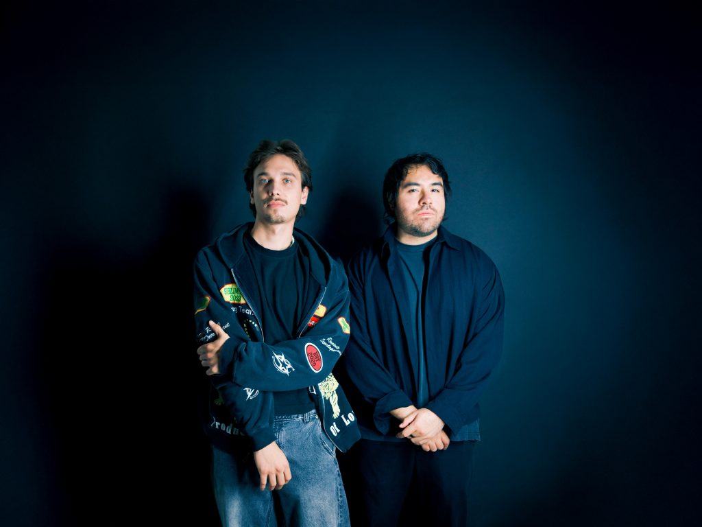 Fendy Cisneros y Youth In Circles, productores mexicanos de melodic bass, en foto de prensa 2026: retrato de estudio con fondo oscuro, actitud seria y ropa casual oscura.