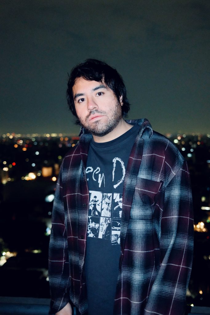 Retrato de Youth In Circles, productor y DJ de melodic bass originario de Ciudad de México, con ropa oscura y vegetación de fondo.