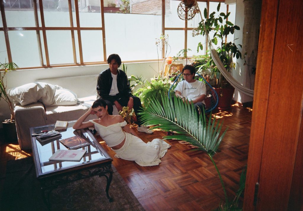 Epidemic of Boringness con Alaíde en sesión fotográfica de prensa para el EP 'Caos', editado por MOVIDA MÚSICA.