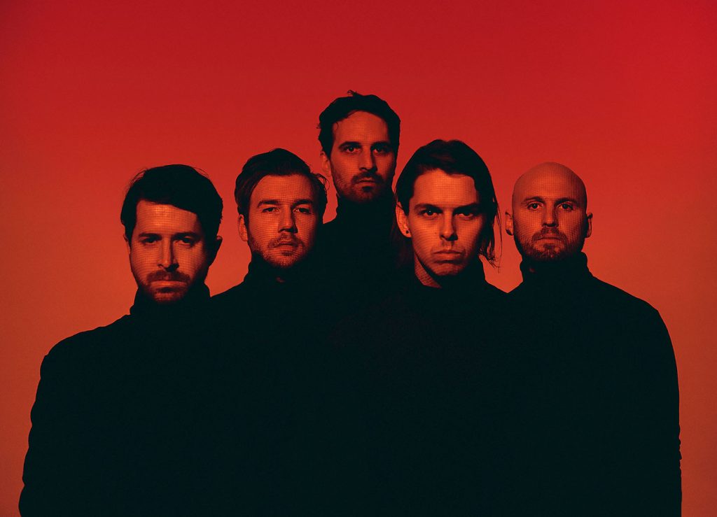 Fotografía de prensa de LEISURE, banda soul-electrónica de Nueva Zelanda, para su gira latinoamericana 2026. Crédito: Frances Carter.