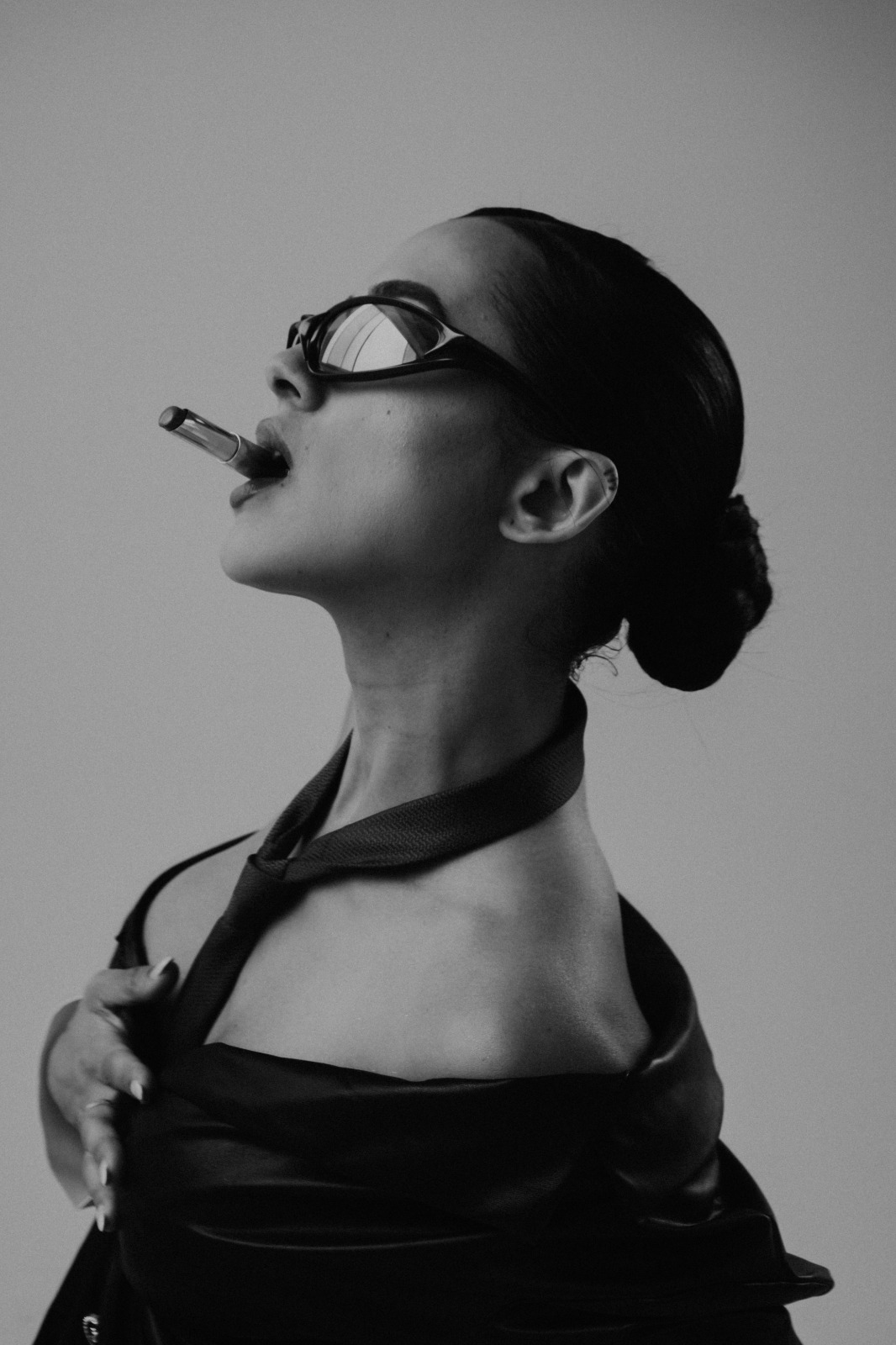 CiCiBi, DJ y productora de tech house, en fotografía editorial en blanco y negro con estética urbana y nocturna.