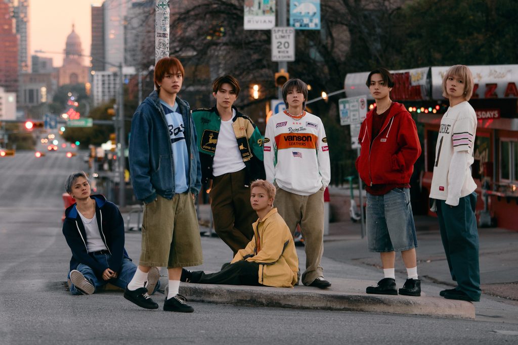 KID PHENOMENON, grupo japonés de siete integrantes, posa en una calle durante una sesión fotográfica de KIDS00’s.
