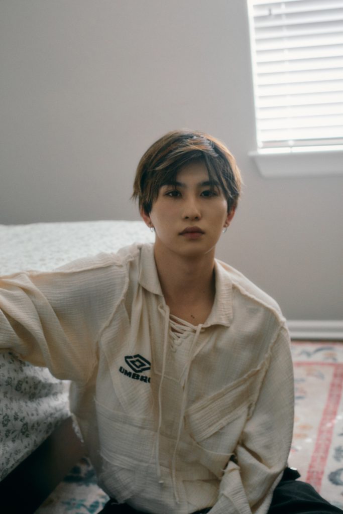 Kota Yamamoto de KID PHENOMENON posa con camisa clara durante una sesión fotográfica en interiores.