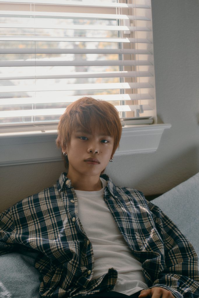 Tsubasa Endo de KID PHENOMENON en retrato de primer plano durante una sesión fotográfica.